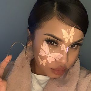 Meet your Posher, Claudia